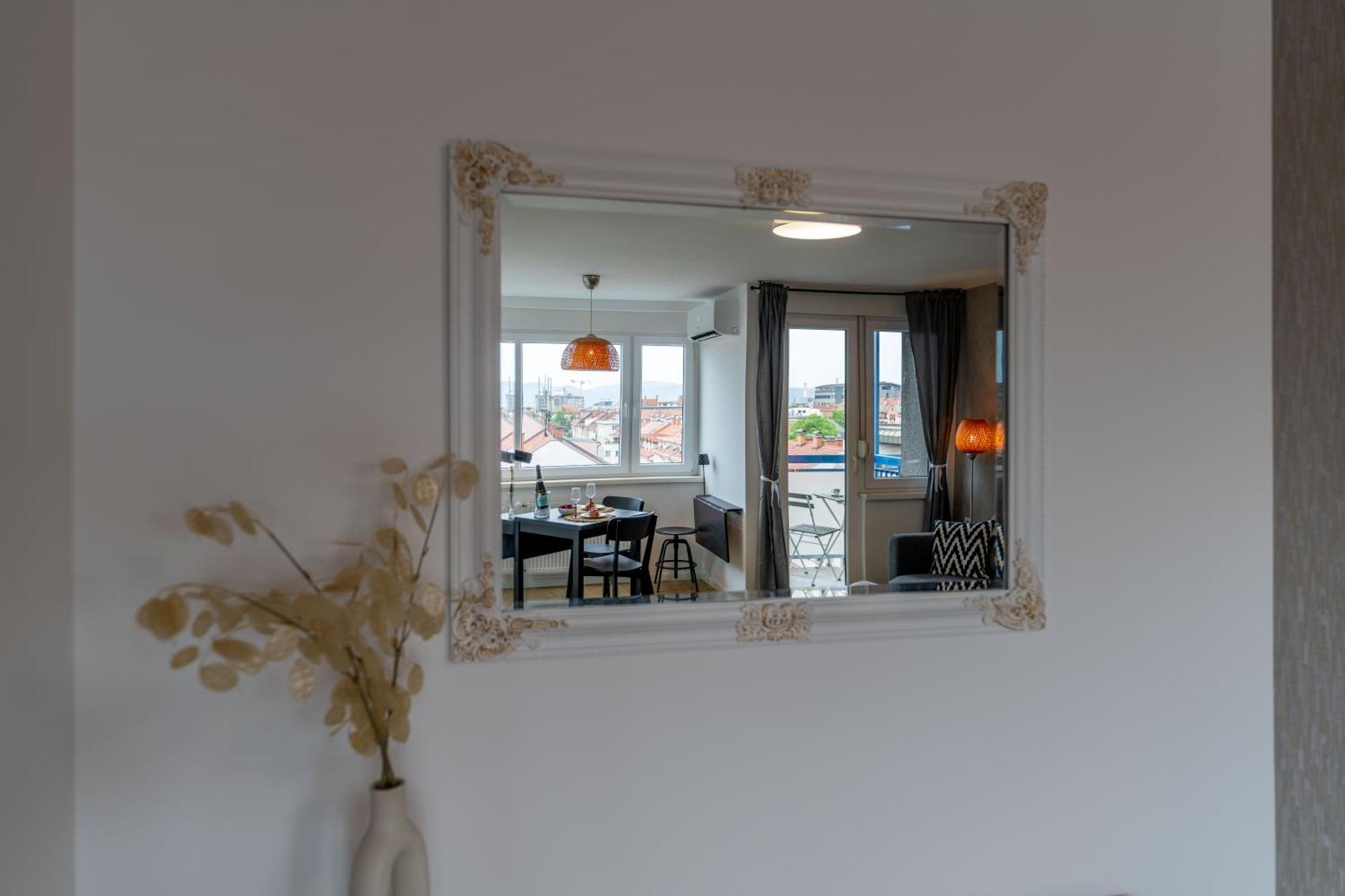 Elegant Tour As Studio Gilly With Open Views And A Balcony In The Center Любляна Экстерьер фото